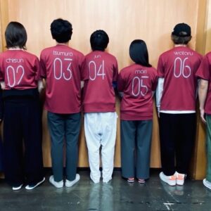 Chisun Instagram - 稽古初日に演出のお二人から出演者、スタッフ全員にTシャツをプレゼントしてくださいました♪
背番号と名前入り！！

しかし意外と稽古日数が少ないことに焦りを感じてる💦
やばば、、、、

#生田麻里菜
#智順
#津村知与支
#細井じゅん
#安川まり
#横尾渉
#吉田電話
#山本試験紙
#ピクトグラム
#杉本達
#倉本朋幸