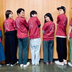Chisun Instagram - 稽古初日に演出のお二人から出演者、スタッフ全員にTシャツをプレゼントしてくださいました♪
背番号と名前入り！！

しかし意外と稽古日数が少ないことに焦りを感じてる💦
やばば、、、、

#生田麻里菜
#智順
#津村知与支
#細井じゅん
#安川まり
#横尾渉
#吉田電話
#山本試験紙
#ピクトグラム
#杉本達
#倉本朋幸