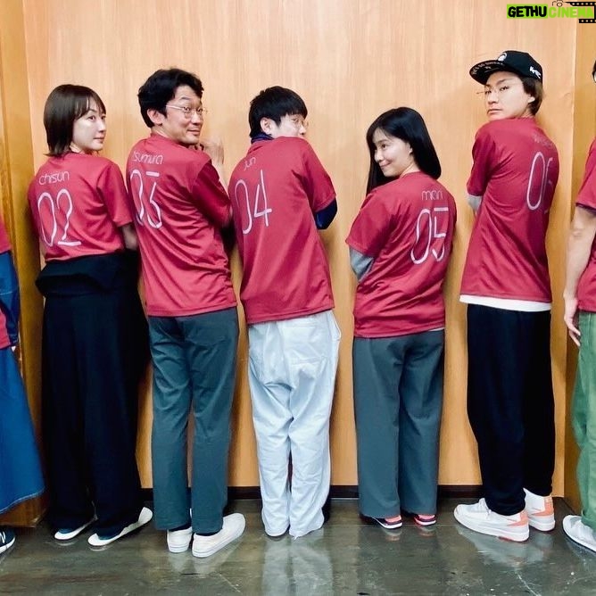 Chisun - 204 Likes - 稽古初日に演出のお二人から出演者、スタッフ全員にTシャツをプレゼントしてくださいました♪
背番号と名前入り!!
しかし意外と稽古日数が少ないことに焦りを感じてる💦
やばば、、、、
#生田麻里菜
#智順
#津村知与支
#細井じゅん
#安川まり
#横尾渉
#吉田電話
#山本試験紙
#ピクトグラム
#杉本達
#倉本朋幸