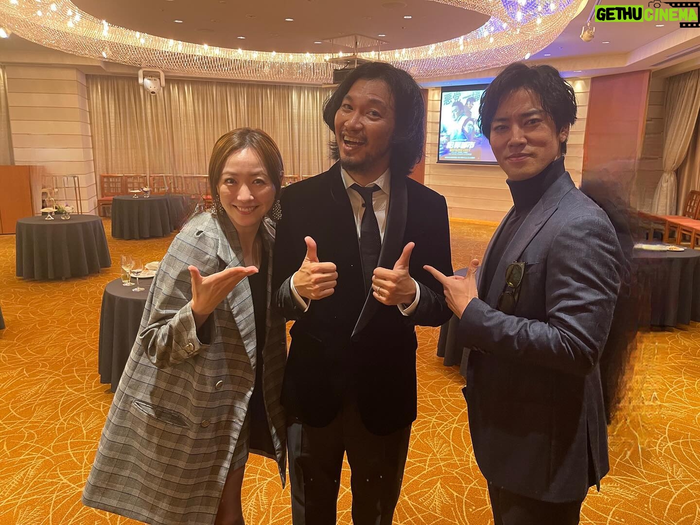 Chisun - 453 Likes - 『犯罪都市 NO WAY OUT』の試写会とアフターパーティーに参加させていただきました
もーねもーね、犯罪都市好きすぎて何十回観たかわからんぐらいで、その映画に青木君が出演すると聞いた時はスーパースーパー感激したのです
そして大大大好きなマドンソク様とお会いすることができました
もー感動ーーーーーー
念願のマドンソク様
ちゃんと韓国語でお話しもさせてもらい贅沢すぎる時間でした
あかん、興奮がまだ止まらん
ほんまに最高でした
満を持して日本に上陸した『犯罪都市 NO WAY OUT』は2月23日公開します
アクションはもちろんのこと、今回は笑いもいつもより散りばめられててとても爽快な映画でした
マドンソクさんはもちろんのこと、新たなヴィラン2人(イジュニョク、青木崇高)にも要注目
そして國村隼さんの存在感
そしてそして脇を固める韓国のスーパー俳優陣も超必見
みなさんぜひぜひ映画館で観てくださいね
(私だれ?w)
ちなみに犯罪都市4も公開されるようで、4では悪人伝でもコンビだったキムムヨルさんが登場
そしてなんといっても1と2に出演していたチャンイス役のパクジファンさんがまたまた登場するみたい
もーたまらん
楽しみすぎるーーーーー
韓国まで観にいこかな
(ほんまに私だれ?w)
#マドンソク
#青木崇高
#犯罪都市
#韓国映画
#마동석
#범죄도시