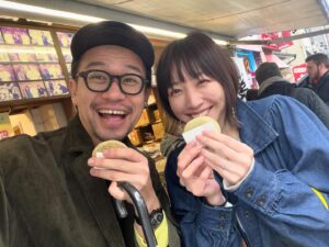 Chisun Instagram - @dize1104  が作ったショート動画がえらい反響ありまして😅
シリーズ化してほしいなんてお声もいただき嬉しいかぎりです
dは自称　本業は無職、副業でタレント的なと言っておりますが、青森でラジオのパーソナリティーや情報番組のレギュラーやイベントの司会やらをやっている売れっ子タレント！！
（うん？たしかにタレントという言葉はなんとなくしっくりこないな、、🤔なんでや、、w）
そしてなにより歌！！
おしゃべりもさることながら歌よ歌！！
SNSのリールにもしょっちゅう歌ってる動画あがってるけど
よく各地に出没して歌っているので是非いちどdの生歌を聴いてほしい
そしてたっしゃすぎるほどのおしゃべりも是非堪能してほしい🤣
結論 スナックのママになればいいのにwww

#出会ってかれこれ10年
#なんでも話せる親友
#誕生日も一日違い
#時間あってもあっても足りない
#これからも笑っていたいね
#ちすんもがんばる
#懐かしい写真を添えて