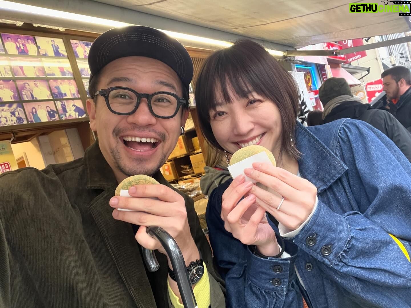 Chisun - 350 Likes - @dize1104 が作ったショート動画がえらい反響ありまして😅
シリーズ化してほしいなんてお声もいただき嬉しいかぎりです
dは自称 本業は無職、副業でタレント的なと言っておりますが、青森でラジオのパーソナリティーや情報番組のレギュラーやイベントの司会やらをやっている売れっ子タレント!!
(うん?たしかにタレントという言葉はなんとなくしっくりこないな、、🤔なんでや、、w)
そしてなにより歌!!
おしゃべりもさることながら歌よ歌!!
SNSのリールにもしょっちゅう歌ってる動画あがってるけど
よく各地に出没して歌っているので是非いちどdの生歌を聴いてほしい
そしてたっしゃすぎるほどのおしゃべりも是非堪能してほしい🤣
結論 スナックのママになればいいのにwww
#出会ってかれこれ10年
#なんでも話せる親友
#誕生日も一日違い
#時間あってもあっても足りない
#これからも笑っていたいね
#ちすんもがんばる
#懐かしい写真を添えて