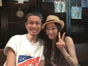 Chisun Instagram - @dize1104  が作ったショート動画がえらい反響ありまして😅
シリーズ化してほしいなんてお声もいただき嬉しいかぎりです
dは自称　本業は無職、副業でタレント的なと言っておりますが、青森でラジオのパーソナリティーや情報番組のレギュラーやイベントの司会やらをやっている売れっ子タレント！！
（うん？たしかにタレントという言葉はなんとなくしっくりこないな、、🤔なんでや、、w）
そしてなにより歌！！
おしゃべりもさることながら歌よ歌！！
SNSのリールにもしょっちゅう歌ってる動画あがってるけど
よく各地に出没して歌っているので是非いちどdの生歌を聴いてほしい
そしてたっしゃすぎるほどのおしゃべりも是非堪能してほしい🤣
結論 スナックのママになればいいのにwww

#出会ってかれこれ10年
#なんでも話せる親友
#誕生日も一日違い
#時間あってもあっても足りない
#これからも笑っていたいね
#ちすんもがんばる
#懐かしい写真を添えて