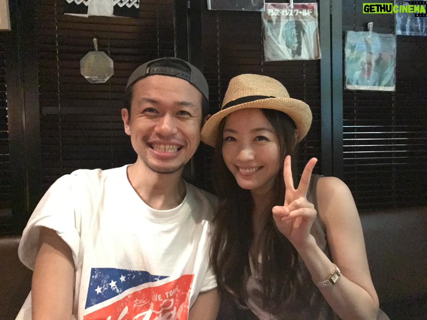 Chisun - 350 Likes - @dize1104 が作ったショート動画がえらい反響ありまして😅
シリーズ化してほしいなんてお声もいただき嬉しいかぎりです
dは自称 本業は無職、副業でタレント的なと言っておりますが、青森でラジオのパーソナリティーや情報番組のレギュラーやイベントの司会やらをやっている売れっ子タレント!!
(うん?たしかにタレントという言葉はなんとなくしっくりこないな、、🤔なんでや、、w)
そしてなにより歌!!
おしゃべりもさることながら歌よ歌!!
SNSのリールにもしょっちゅう歌ってる動画あがってるけど
よく各地に出没して歌っているので是非いちどdの生歌を聴いてほしい
そしてたっしゃすぎるほどのおしゃべりも是非堪能してほしい🤣
結論 スナックのママになればいいのにwww
#出会ってかれこれ10年
#なんでも話せる親友
#誕生日も一日違い
#時間あってもあっても足りない
#これからも笑っていたいね
#ちすんもがんばる
#懐かしい写真を添えて