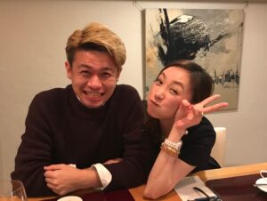 Chisun Instagram - @dize1104  が作ったショート動画がえらい反響ありまして😅
シリーズ化してほしいなんてお声もいただき嬉しいかぎりです
dは自称　本業は無職、副業でタレント的なと言っておりますが、青森でラジオのパーソナリティーや情報番組のレギュラーやイベントの司会やらをやっている売れっ子タレント！！
（うん？たしかにタレントという言葉はなんとなくしっくりこないな、、🤔なんでや、、w）
そしてなにより歌！！
おしゃべりもさることながら歌よ歌！！
SNSのリールにもしょっちゅう歌ってる動画あがってるけど
よく各地に出没して歌っているので是非いちどdの生歌を聴いてほしい
そしてたっしゃすぎるほどのおしゃべりも是非堪能してほしい🤣
結論 スナックのママになればいいのにwww

#出会ってかれこれ10年
#なんでも話せる親友
#誕生日も一日違い
#時間あってもあっても足りない
#これからも笑っていたいね
#ちすんもがんばる
#懐かしい写真を添えて
