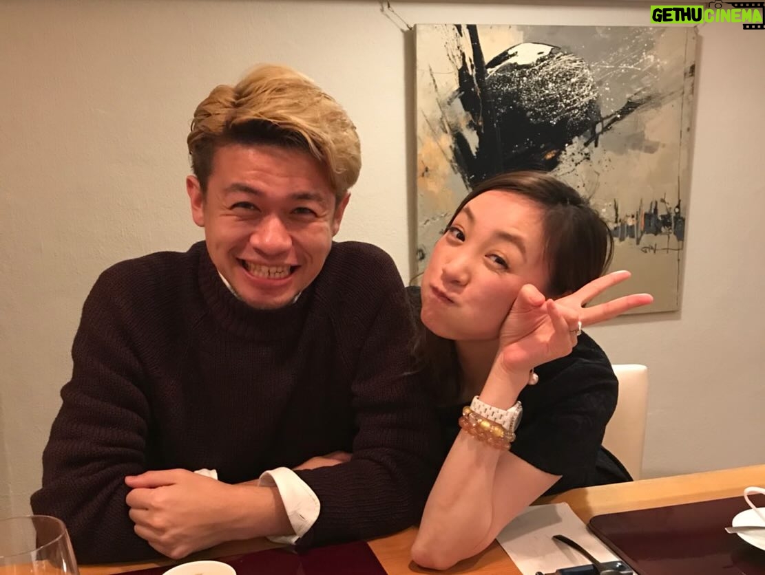 Chisun - 350 Likes - @dize1104 が作ったショート動画がえらい反響ありまして😅
シリーズ化してほしいなんてお声もいただき嬉しいかぎりです
dは自称 本業は無職、副業でタレント的なと言っておりますが、青森でラジオのパーソナリティーや情報番組のレギュラーやイベントの司会やらをやっている売れっ子タレント!!
(うん?たしかにタレントという言葉はなんとなくしっくりこないな、、🤔なんでや、、w)
そしてなにより歌!!
おしゃべりもさることながら歌よ歌!!
SNSのリールにもしょっちゅう歌ってる動画あがってるけど
よく各地に出没して歌っているので是非いちどdの生歌を聴いてほしい
そしてたっしゃすぎるほどのおしゃべりも是非堪能してほしい🤣
結論 スナックのママになればいいのにwww
#出会ってかれこれ10年
#なんでも話せる親友
#誕生日も一日違い
#時間あってもあっても足りない
#これからも笑っていたいね
#ちすんもがんばる
#懐かしい写真を添えて