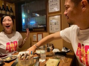 Chisun Instagram - @dize1104  が作ったショート動画がえらい反響ありまして😅
シリーズ化してほしいなんてお声もいただき嬉しいかぎりです
dは自称　本業は無職、副業でタレント的なと言っておりますが、青森でラジオのパーソナリティーや情報番組のレギュラーやイベントの司会やらをやっている売れっ子タレント！！
（うん？たしかにタレントという言葉はなんとなくしっくりこないな、、🤔なんでや、、w）
そしてなにより歌！！
おしゃべりもさることながら歌よ歌！！
SNSのリールにもしょっちゅう歌ってる動画あがってるけど
よく各地に出没して歌っているので是非いちどdの生歌を聴いてほしい
そしてたっしゃすぎるほどのおしゃべりも是非堪能してほしい🤣
結論 スナックのママになればいいのにwww

#出会ってかれこれ10年
#なんでも話せる親友
#誕生日も一日違い
#時間あってもあっても足りない
#これからも笑っていたいね
#ちすんもがんばる
#懐かしい写真を添えて