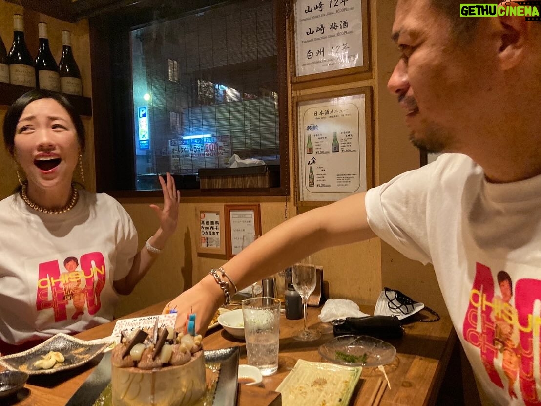 Chisun - 350 Likes - @dize1104 が作ったショート動画がえらい反響ありまして😅
シリーズ化してほしいなんてお声もいただき嬉しいかぎりです
dは自称 本業は無職、副業でタレント的なと言っておりますが、青森でラジオのパーソナリティーや情報番組のレギュラーやイベントの司会やらをやっている売れっ子タレント!!
(うん?たしかにタレントという言葉はなんとなくしっくりこないな、、🤔なんでや、、w)
そしてなにより歌!!
おしゃべりもさることながら歌よ歌!!
SNSのリールにもしょっちゅう歌ってる動画あがってるけど
よく各地に出没して歌っているので是非いちどdの生歌を聴いてほしい
そしてたっしゃすぎるほどのおしゃべりも是非堪能してほしい🤣
結論 スナックのママになればいいのにwww
#出会ってかれこれ10年
#なんでも話せる親友
#誕生日も一日違い
#時間あってもあっても足りない
#これからも笑っていたいね
#ちすんもがんばる
#懐かしい写真を添えて
