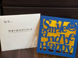 Chisun Instagram - 41歳になりました

今年はお稽古場で迎えました

いつもお弁当を作ってくれる旦那さん
お弁当箱開けた瞬間、本当に泣きそうになっちゃった

ありがとうの言葉じゃ足りない

そして阿佐ヶ谷スパイダースからはみんなの寄せ書きをいただきました
なんかみんながちょっとでも自分のことを思いながら書いてくれたんだと思うと嬉し恥ずかしい気持ちになりました

本当にありがとうございます

私、すごく幸せ