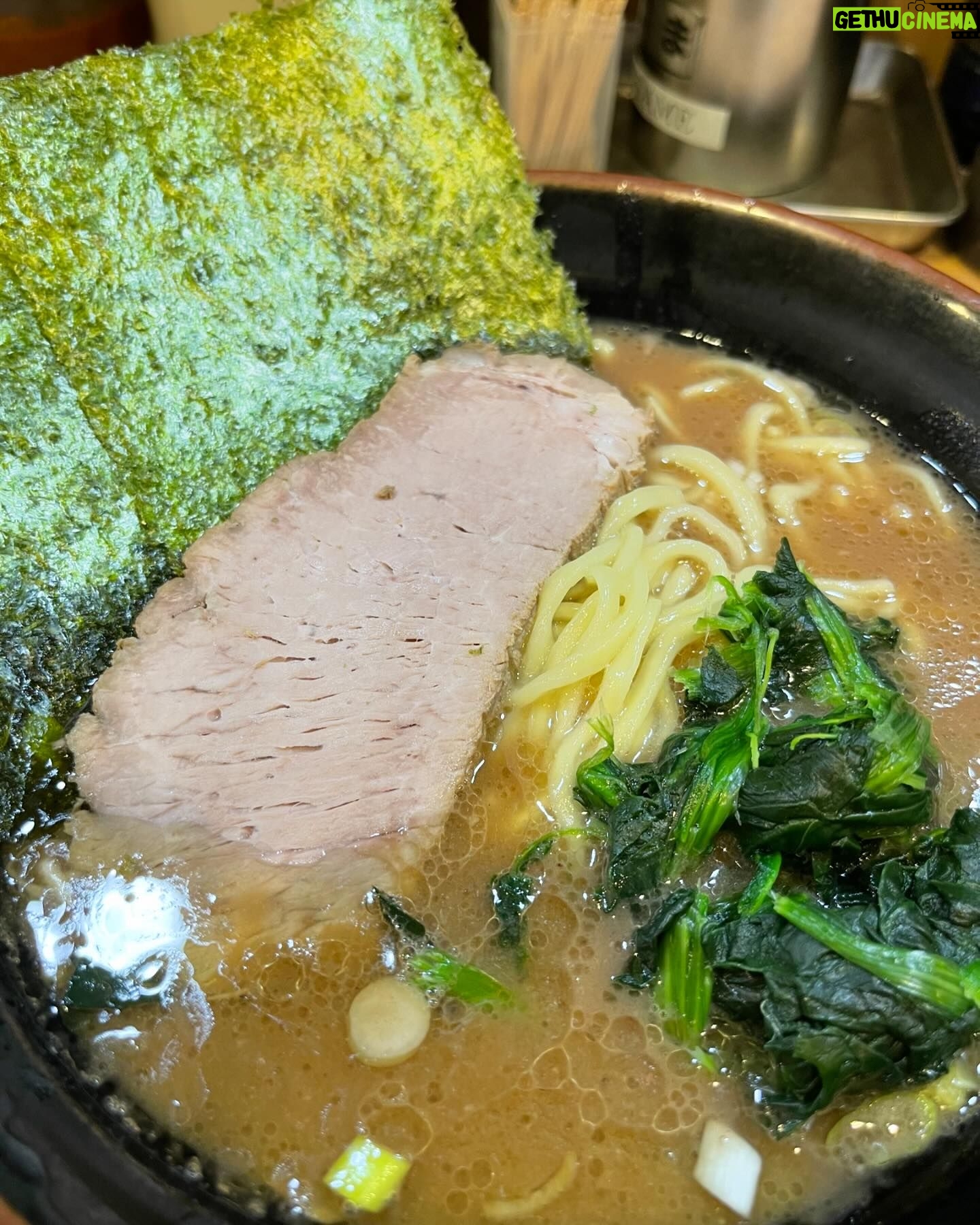 Chisun - 205 Likes - 数日前、財布をなくした
意気消沈して翌日交番に行って、紛失届をだし、カードも全て停止し、再発行してもらった
そして更に翌日、免許も在留カードも再発行してもらい、家に帰ったら
家のポストに財布が入ってた
え、え、えーーーーーー
こんな奇跡あります?!
しかも中身はそのまま!!!!
拾ってくれた方、本当にありがとうございます
名乗らずさらっとポストに入れてくれるなんて
素敵すぎてなんか脈が早くなってる
まだ興奮が止まらない
あーーーーーー
感謝してもしきれない
本当にありがとうございました
最近の感動した話しでした
免許再交付しに行った時に食べたゴリゴリの豚骨ラーメン🍜
#あしながおじさん存在する説
#タクシーのおじちゃん疑ってごめんなさい
#財布落とすと軽く思考停止する
#奇跡がおきた