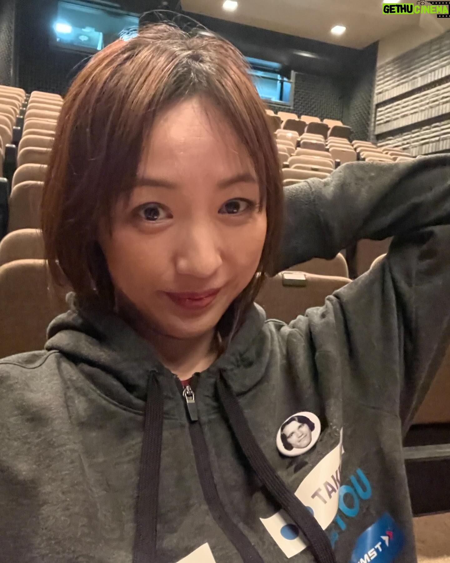 Chisun - 326 Likes - ちょっと長くなるけど今回の舞台の総括をしようと思う
実は本番5日前にぎっくり腰になってしまった
たしかに激しい舞台ではあったがまさか、、、
ぎっくり腰だという自覚のなかった私は翌日マッサージに行ってしまった
そしたら症状がかなり悪化してしまった
稽古も大詰めの最後の大切な稽古を2日も休んでしまった
不甲斐ない、情けない、、、
そして、痛すぎ、辛すぎで道の真ん中で大号泣してしまった
(ええ大人が、、、)
でも泣いてもなんにも変わらない
でも痛くて辛くてどーしたらいいかわからなかった
でもとにかく本番までになんとかしなきゃいけない
鍼治療に行き、病院を調べまくって、色んな病院に行って、注射を打ちまくった
(gwでやってる病院が少なかった…)
なんとかなんとか9ステージを乗り越えたい
そんな思いでなんとか最後までやれた舞台
色んな思いが込み上げる
どんなけ台詞を覚えて、動きを覚えて、役作りしても、体が動かなかったらなんにもできない
一番根本的なことを改めて痛感した
気持ちは10代でも体は40代
疲れやすくなっているし、筋力も衰えてくる、そして重力にも負けてくる
それをしっかり自覚したうえでの体のケアをしなければいけなかった
ぜんぜん足りなかったぜんぜん!
今回のこの経験はたぶん一生忘れないと思う
キャストのみなさん、スタッフのみなさんにめちゃめちゃご迷惑をかけてしまった
本当に申し訳ない気持ちでいっぱい
でもみんな本当に優しくて、いっぱい支えてくれた
最高の座組でした
本当にありがとうございました
そして鍼のスーパー先生を紹介してくれた知人にも心からお礼を言いたい
そしてなによりまったく動くことのできなかった自分を朝から晩まで全てサポートしてくれた夫に心の底から感謝しています
今日から安静にします
#総括
#人生初ぎっくり腰
#コルセットが手放せない
#愛夫おにぎり