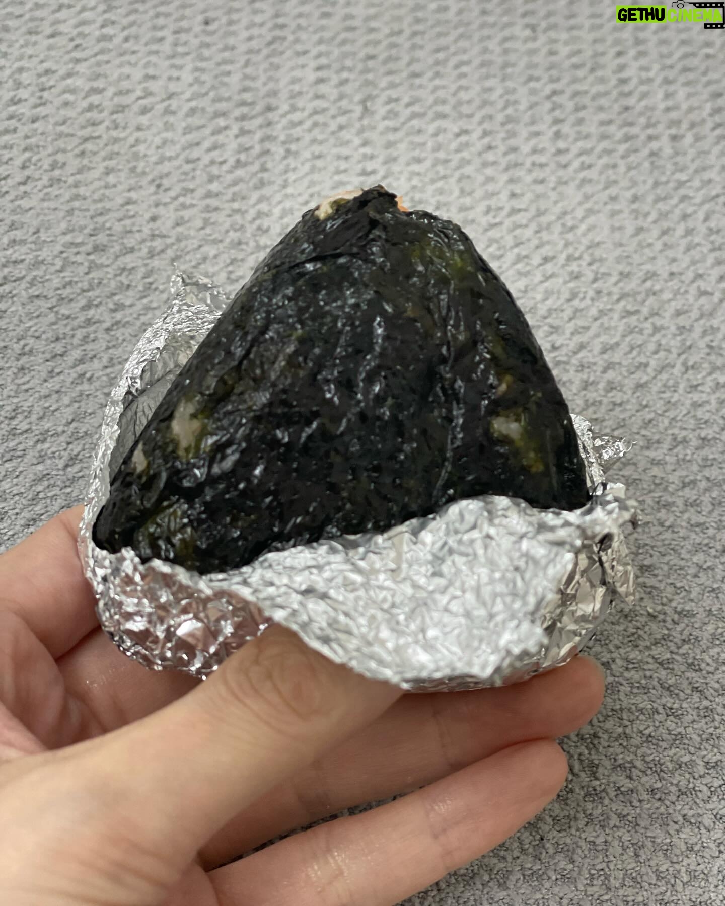Chisun - 326 Likes - ちょっと長くなるけど今回の舞台の総括をしようと思う
実は本番5日前にぎっくり腰になってしまった
たしかに激しい舞台ではあったがまさか、、、
ぎっくり腰だという自覚のなかった私は翌日マッサージに行ってしまった
そしたら症状がかなり悪化してしまった
稽古も大詰めの最後の大切な稽古を2日も休んでしまった
不甲斐ない、情けない、、、
そして、痛すぎ、辛すぎで道の真ん中で大号泣してしまった
(ええ大人が、、、)
でも泣いてもなんにも変わらない
でも痛くて辛くてどーしたらいいかわからなかった
でもとにかく本番までになんとかしなきゃいけない
鍼治療に行き、病院を調べまくって、色んな病院に行って、注射を打ちまくった
(gwでやってる病院が少なかった…)
なんとかなんとか9ステージを乗り越えたい
そんな思いでなんとか最後までやれた舞台
色んな思いが込み上げる
どんなけ台詞を覚えて、動きを覚えて、役作りしても、体が動かなかったらなんにもできない
一番根本的なことを改めて痛感した
気持ちは10代でも体は40代
疲れやすくなっているし、筋力も衰えてくる、そして重力にも負けてくる
それをしっかり自覚したうえでの体のケアをしなければいけなかった
ぜんぜん足りなかったぜんぜん!
今回のこの経験はたぶん一生忘れないと思う
キャストのみなさん、スタッフのみなさんにめちゃめちゃご迷惑をかけてしまった
本当に申し訳ない気持ちでいっぱい
でもみんな本当に優しくて、いっぱい支えてくれた
最高の座組でした
本当にありがとうございました
そして鍼のスーパー先生を紹介してくれた知人にも心からお礼を言いたい
そしてなによりまったく動くことのできなかった自分を朝から晩まで全てサポートしてくれた夫に心の底から感謝しています
今日から安静にします
#総括
#人生初ぎっくり腰
#コルセットが手放せない
#愛夫おにぎり
