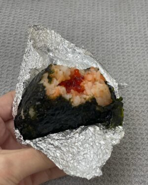 Chisun Instagram - ちょっと長くなるけど今回の舞台の総括をしようと思う

実は本番5日前にぎっくり腰になってしまった
たしかに激しい舞台ではあったがまさか、、、
ぎっくり腰だという自覚のなかった私は翌日マッサージに行ってしまった
そしたら症状がかなり悪化してしまった
稽古も大詰めの最後の大切な稽古を2日も休んでしまった
不甲斐ない、情けない、、、
そして、痛すぎ、辛すぎで道の真ん中で大号泣してしまった
（ええ大人が、、、）
でも泣いてもなんにも変わらない
でも痛くて辛くてどーしたらいいかわからなかった
でもとにかく本番までになんとかしなきゃいけない
鍼治療に行き、病院を調べまくって、色んな病院に行って、注射を打ちまくった
（gwでやってる病院が少なかった…）
なんとかなんとか9ステージを乗り越えたい
そんな思いでなんとか最後までやれた舞台
色んな思いが込み上げる

どんなけ台詞を覚えて、動きを覚えて、役作りしても、体が動かなかったらなんにもできない
一番根本的なことを改めて痛感した
気持ちは10代でも体は40代
疲れやすくなっているし、筋力も衰えてくる、そして重力にも負けてくる
それをしっかり自覚したうえでの体のケアをしなければいけなかった
ぜんぜん足りなかったぜんぜん！

今回のこの経験はたぶん一生忘れないと思う

キャストのみなさん、スタッフのみなさんにめちゃめちゃご迷惑をかけてしまった
本当に申し訳ない気持ちでいっぱい
でもみんな本当に優しくて、いっぱい支えてくれた
最高の座組でした
本当にありがとうございました

そして鍼のスーパー先生を紹介してくれた知人にも心からお礼を言いたい
そしてなによりまったく動くことのできなかった自分を朝から晩まで全てサポートしてくれた夫に心の底から感謝しています

今日から安静にします

#総括
#人生初ぎっくり腰
#コルセットが手放せない
#愛夫おにぎり
