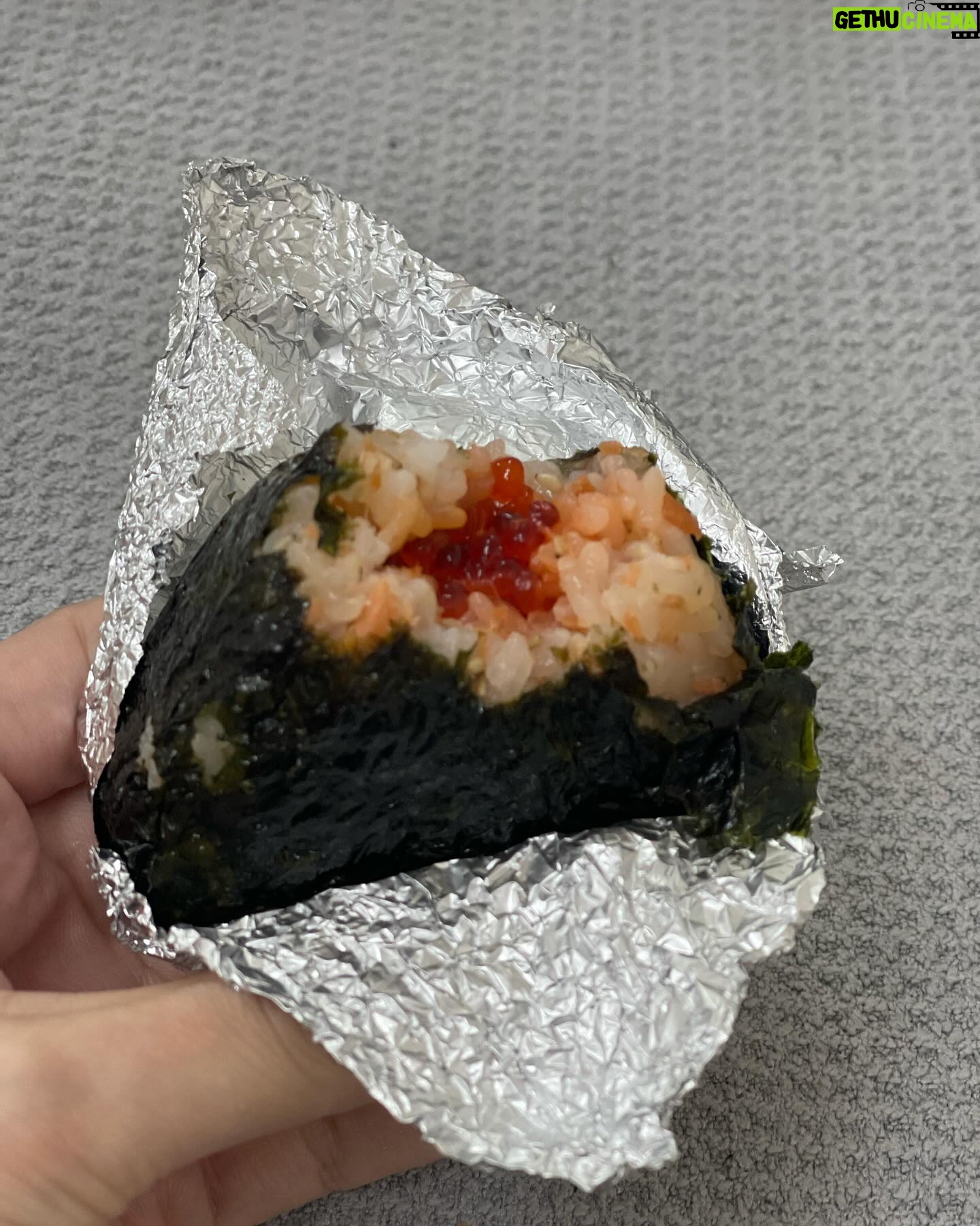 Chisun - 326 Likes - ちょっと長くなるけど今回の舞台の総括をしようと思う
実は本番5日前にぎっくり腰になってしまった
たしかに激しい舞台ではあったがまさか、、、
ぎっくり腰だという自覚のなかった私は翌日マッサージに行ってしまった
そしたら症状がかなり悪化してしまった
稽古も大詰めの最後の大切な稽古を2日も休んでしまった
不甲斐ない、情けない、、、
そして、痛すぎ、辛すぎで道の真ん中で大号泣してしまった
(ええ大人が、、、)
でも泣いてもなんにも変わらない
でも痛くて辛くてどーしたらいいかわからなかった
でもとにかく本番までになんとかしなきゃいけない
鍼治療に行き、病院を調べまくって、色んな病院に行って、注射を打ちまくった
(gwでやってる病院が少なかった…)
なんとかなんとか9ステージを乗り越えたい
そんな思いでなんとか最後までやれた舞台
色んな思いが込み上げる
どんなけ台詞を覚えて、動きを覚えて、役作りしても、体が動かなかったらなんにもできない
一番根本的なことを改めて痛感した
気持ちは10代でも体は40代
疲れやすくなっているし、筋力も衰えてくる、そして重力にも負けてくる
それをしっかり自覚したうえでの体のケアをしなければいけなかった
ぜんぜん足りなかったぜんぜん!
今回のこの経験はたぶん一生忘れないと思う
キャストのみなさん、スタッフのみなさんにめちゃめちゃご迷惑をかけてしまった
本当に申し訳ない気持ちでいっぱい
でもみんな本当に優しくて、いっぱい支えてくれた
最高の座組でした
本当にありがとうございました
そして鍼のスーパー先生を紹介してくれた知人にも心からお礼を言いたい
そしてなによりまったく動くことのできなかった自分を朝から晩まで全てサポートしてくれた夫に心の底から感謝しています
今日から安静にします
#総括
#人生初ぎっくり腰
#コルセットが手放せない
#愛夫おにぎり