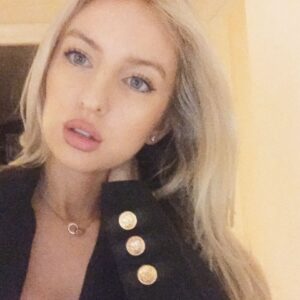 Chloe Arrowsmith Instagram - Just a little make up 💋