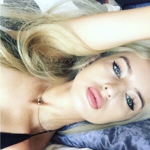 Chloe Arrowsmith Instagram - Straight chillin ..Too hot to sunbath ☀️🔥🛥👼🏼