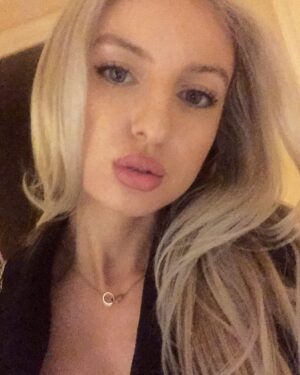 Chloe Arrowsmith Instagram - A private life is a happy life 💋