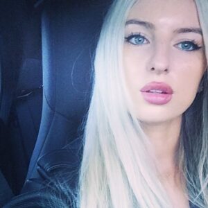 Chloe Arrowsmith Instagram - Straight hair 👸🏼✨