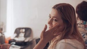 Chloé Dufour-Lapointe Instagram - Le dernier épisode de notre série était diffusé ce soir! 😌 Mes soeurs et moi avons sauté dans le vide sans trop savoir à quoi s'attendre, mais au final ce fût une expérience extraordinaire! J'espère que vous avez eu du plaisir à nous suivre dans notre quotidien et à apprendre à nous connaître davantage! 🤍
.
Merci aux merveilleuses personnes qui ont travaillé avec nous sur ce projet: @canalvie @prodkotv @bell @maude_sabbagh @roseaimeeautomne @mariehelenetaschereau @marcellinegemme ❤