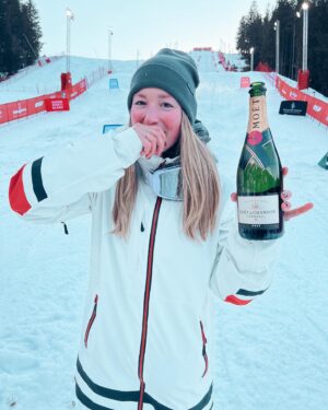 Chloé Dufour-Lapointe Instagram - Déjà une semaine s'est écoulée depuis l'annonce de ma retraite de la compétition. Depuis cette annonce, je reçois énormément de beaux et touchants messages et je tenais à prendre un instant pour vous remercier du fond du cœur pour votre soutien et votre présence à chacune des étapes de ma carrière. Je me sens choyée d'avoir pu compter sur chacun de vous dans cette magnifique aventure!

J'aimerais profiter de ce moment pour prendre le temps de remercier tous mes précieux partenaires/commanditaires qui ont fait une grande différence dans ma carrière et ce, dès les premiers moments. Les athlètes amateurs ont besoin de partenaires afin de les aider à réaliser leurs plus grands rêves et je me sens privilégiée d'avoir pu compter sur les meilleurs.

J’ai toujours dit qu’il faut être une équipe pour arriver à performer et c'est exactement ce que nous avons été.

Sachez que vous avez été de précieux coéquipiers, de près ou de loin, et que vous m’avez aidé à concrétiser mes rêves. 

Merci d’avoir rêvé avec moi! 🥂 

@pjcjeancoutu 
@saputo_inc
@milk.2go  @vwcanada
@jeepca
@sonnetassurance
@sommet_saint_sauveur 
@canfund
@rbc 
@faequebec 
@tisseesserrees 
@oakleyskiing 
@obersonboutique 
@leki.canada 
@rossignol 
@girosnow 
@fulltiltboots 
@lookbindings 
@k2.skis 
Hart Skis Japan
@auclairsports
@sportsexperts 
@ec3d_compression  @kraftpeanutbutter_ca 
@kraftheinzus 
@on_running 
@peakperformancecanada @biosteelsports 
@lesgarconscoiffeurs
@leseffrontes
@aldo_shoes 
@callitspring 
@oram.mdb
Prokine
@mcgougoux 
@paul_gagne_pg_performance 
@freestylecanadaski