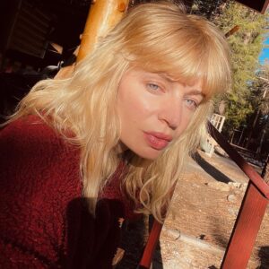 Chloe Farnworth Instagram - Hey from Big Bear! 👋🏻👷‍♀️⚒️⛰️