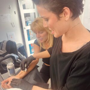 Chloe Farnworth Instagram - @iamhalsey your one of the most kindest and genuine humans I’ve ever worked with!! ❤️ Can’t wait to work with you again and for more tattoos!! ☺️ xxx #TabbyandAmber #maxxxine #a24 #maxxxinemovie