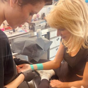 Chloe Farnworth Instagram - @iamhalsey your one of the most kindest and genuine humans I’ve ever worked with!! ❤️ Can’t wait to work with you again and for more tattoos!! ☺️ xxx #TabbyandAmber #maxxxine #a24 #maxxxinemovie