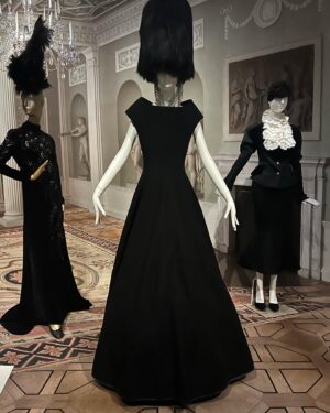 Chloé Leenheer Instagram - Kicking off the New Year with a burst of inspiration at the ‘Royals & Rebels’ exhibit in @kunstmuseum.nl . They’ve got the iconic Vivienne Westwood bridal gown worn by Carrie in ‘Sex and the City’, and the array of stunning outfits worn by Lady Diana. It’s fascinating to see how these outfits transcend fashion, becoming true works of art.