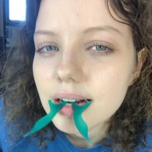 Chloë Levine Instagram - Me in my @trinkets trailer being a very serious actor.