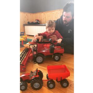 Chloe Russell Instagram - La fête de Owen approche, son jouet préféré c’est sa batteuse @case_ih  il lui manquerait juste sa table de maïs et un gros grain car et il serait full équipe 😎 #adlpre