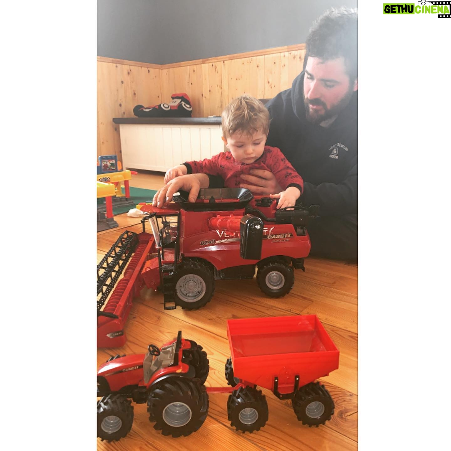 Chloe Russell - 1.6K Likes - La fête de Owen approche, son jouet préféré c’est sa batteuse @case_ih il lui manquerait juste sa table de maïs et un gros grain car et il serait full équipe 😎 #adlpre