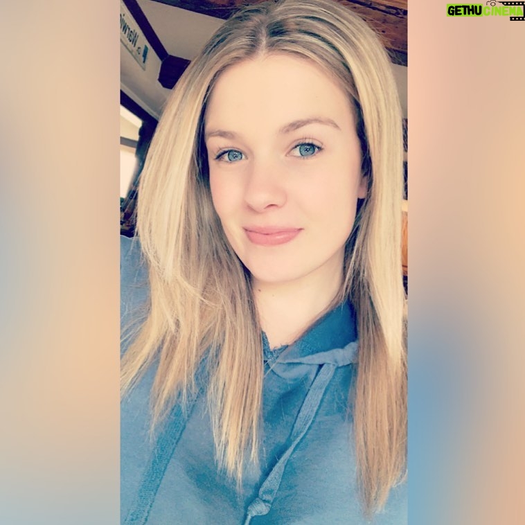Chloe Russell - 2.3K Likes - Fesais depuis j’ai accoucher que je ne me suis pas maquiller 😅 sa fait du bien 💁♀️
