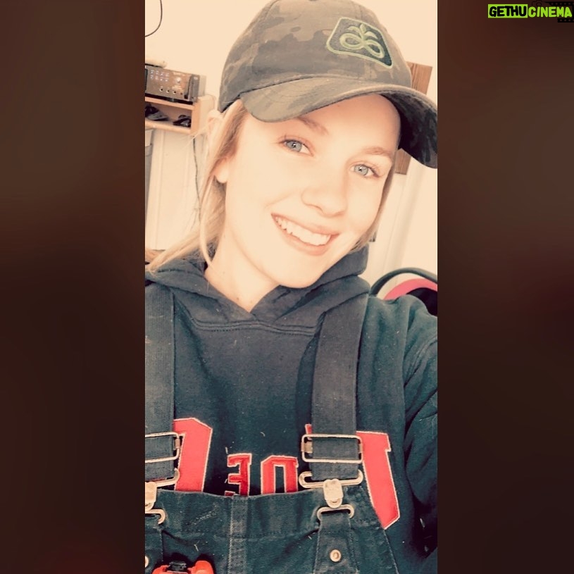 Chloe Russell - 1.9K Likes - 🐮🚜