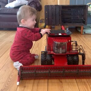 Chloe Russell Instagram - La fête de Owen approche, son jouet préféré c’est sa batteuse @case_ih  il lui manquerait juste sa table de maïs et un gros grain car et il serait full équipe 😎 #adlpre