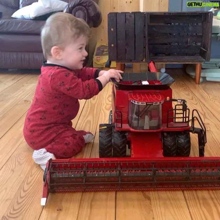 Chloe Russell - 1.6K Likes - La fête de Owen approche, son jouet préféré c’est sa batteuse @case_ih il lui manquerait juste sa table de maïs et un gros grain car et il serait full équipe 😎 #adlpre