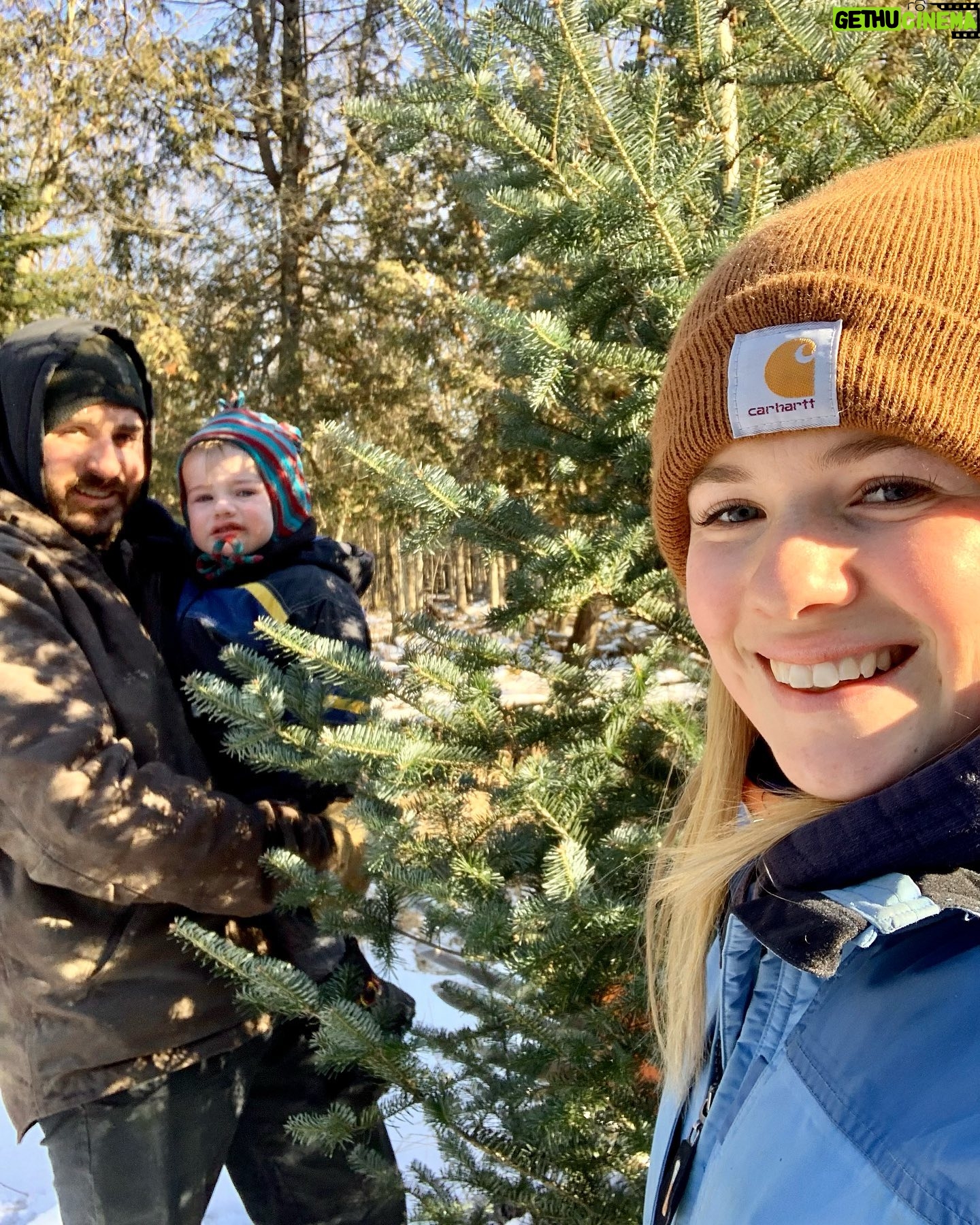 Chloe Russell - 1.9K Likes - Notre tradition, couper le sapin de noël en famille ❤️
