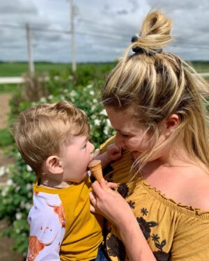 Chloe Russell Instagram - 🍦BONNE JOURNÉE INTERNATIONAL DU LAIT 🍦 

N’oubliez pas de mettre en story que vous consommer des produits laitiers! Taguer moi et @dairyfarmersofcanada