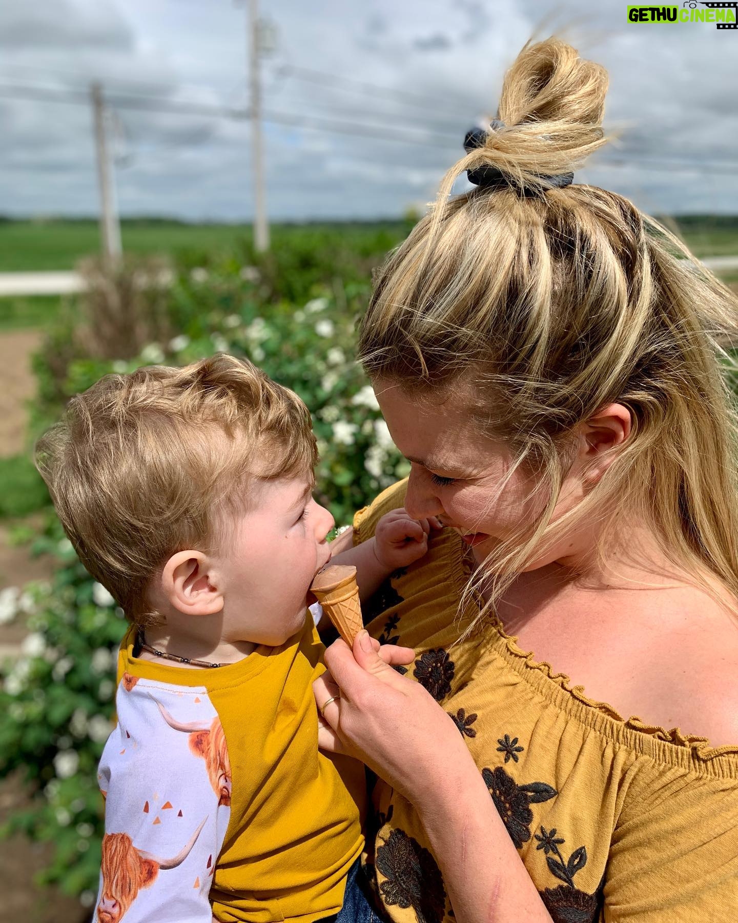 Chloe Russell - 2.2K Likes - 🍦BONNE JOURNÉE INTERNATIONAL DU LAIT 🍦
N’oubliez pas de mettre en story que vous consommer des produits laitiers! Taguer moi et @dairyfarmersofcanada