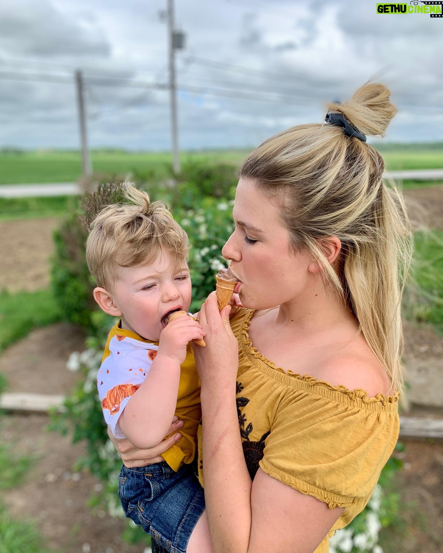 Chloe Russell - 2.2K Likes - 🍦BONNE JOURNÉE INTERNATIONAL DU LAIT 🍦
N’oubliez pas de mettre en story que vous consommer des produits laitiers! Taguer moi et @dairyfarmersofcanada