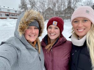 Chloe Russell Instagram - Profiter de la dernière neige de l’hiver ❄️💕