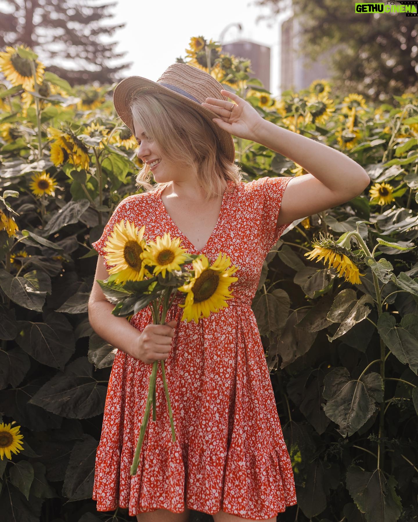 Chloe Russell - 2.4K Likes - When you can’t find the sunshine, be the sunshine 🌻🌞