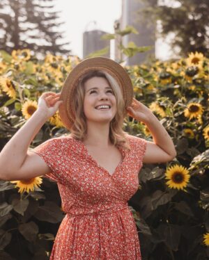 Chloe Russell Instagram - When you can’t find the sunshine, be the sunshine 🌻🌞