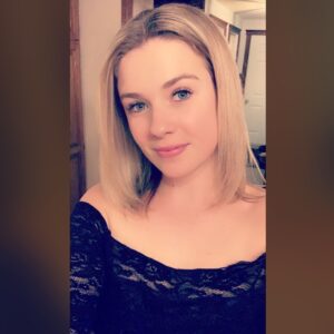 Chloe Russell Instagram - Pour faire changement de toute les photos d’Owen. 😅
10 fun facts sur moi: 
1.j’adore cuisiner/faire du cannage👩‍🍳
2. Si je ne travaillerais pas sur la ferme je travaillerais probablement dans une usine de transformation des aliments 🙋‍♀️
3. Je suis très indépendante limite sauvage 🤣
4. Comme passe temps j’aime transformer des produits animals en déco🐮 
5. Jaime mieux les vaches que les humains 😅 ouppps 
6.j’aime mieux être habiller en linges de ferme que du linge propre 🤪
7. Je déteste conduire, encore plus l’hiver 
8. Je n’aime pas dire “je t’aime” 🤷‍♀️
9. Je suis très ambitieuse et j’ai des projets au dessus de la tête 😎
10. J’ai pas beaucoup d’amis mais si je te donne mon temps c’est parce que tu es très important pour moi 🙊
