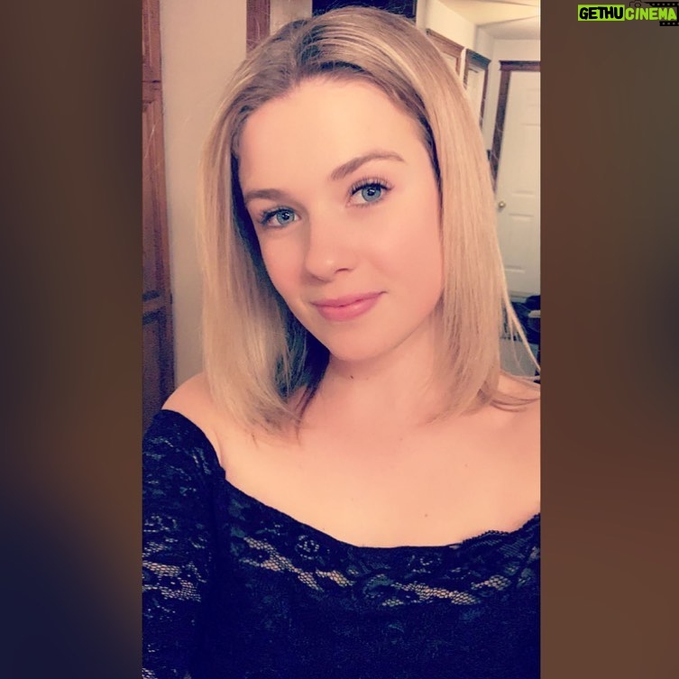 Chloe Russell - 2.3K Likes - Pour faire changement de toute les photos d’Owen. 😅
10 fun facts sur moi:
1.j’adore cuisiner/faire du cannage👩🍳
2. Si je ne travaillerais pas sur la ferme je travaillerais probablement dans une usine de transformation des aliments 🙋♀️
3. Je suis très indépendante limite sauvage 🤣
4. Comme passe temps j’aime transformer des produits animals en déco🐮
5. Jaime mieux les vaches que les humains 😅 ouppps
6.j’aime mieux être habiller en linges de ferme que du linge propre 🤪
7. Je déteste conduire, encore plus l’hiver
8. Je n’aime pas dire “je t’aime” 🤷♀️
9. Je suis très ambitieuse et j’ai des projets au dessus de la tête 😎
10. J’ai pas beaucoup d’amis mais si je te donne mon temps c’est parce que tu es très important pour moi 🙊