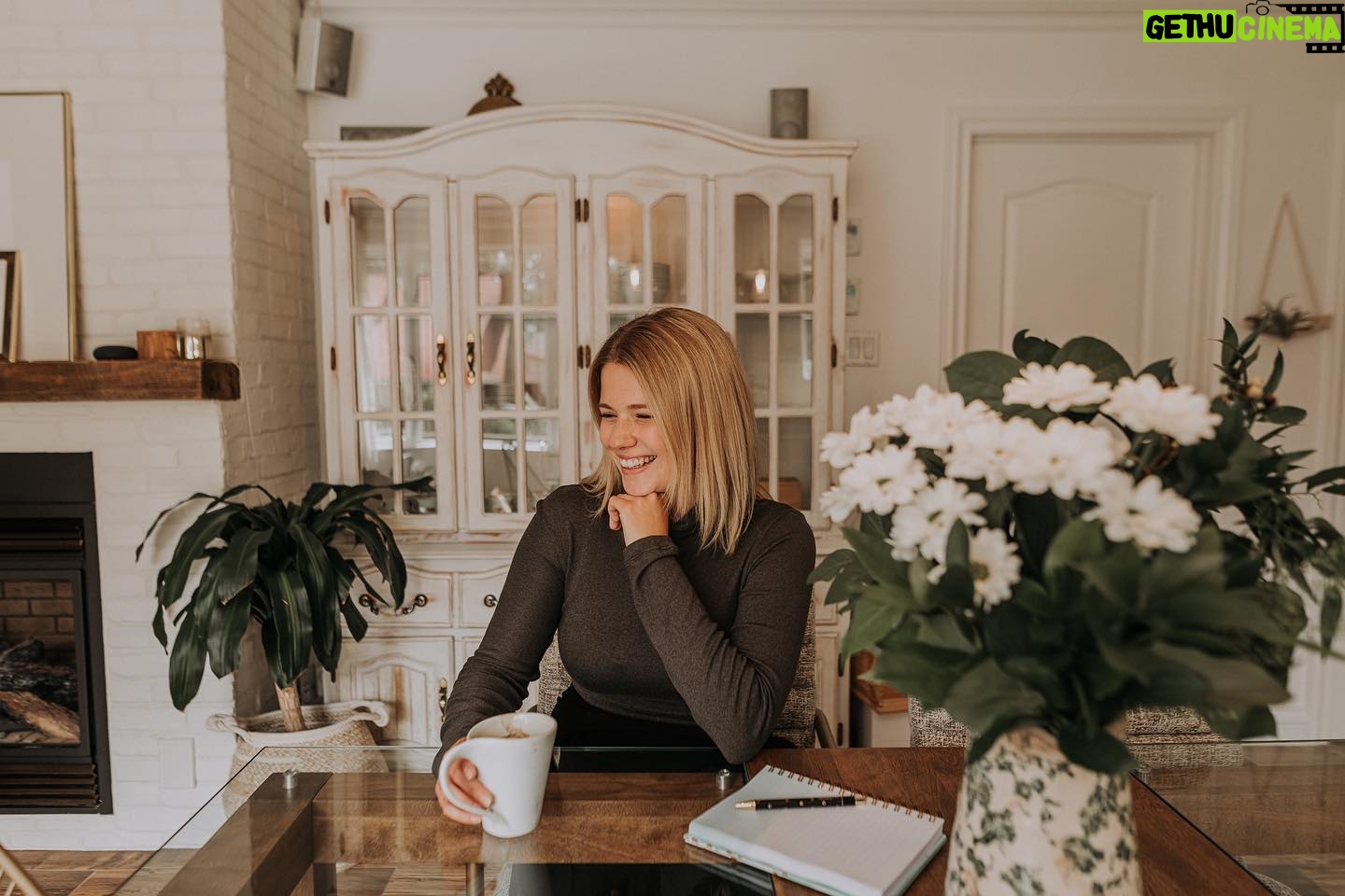 Chloe Russell - 1.6K Likes - Collection Lait de poule automne/hiver 🍂❄️
Je porte le pull à col en modal gris et le pantalon noué maternité et post -partum noir 😍😍
Laitdepouleinc.com
Credit: @jessicasamynphotographie