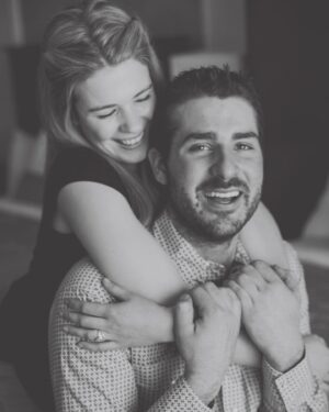 Chloe Russell Instagram - A toi, mon meilleur ami, mon amoureux, mon coéquipier. 
Dans une couple de mois nos vies vont changer pour le mieux, une petite personne vas s’ajouter à notre team de feu. 
Je ne peux pas demander mieux comme model pour notre fils. 
Tu vas être un papa extraordinaire xox