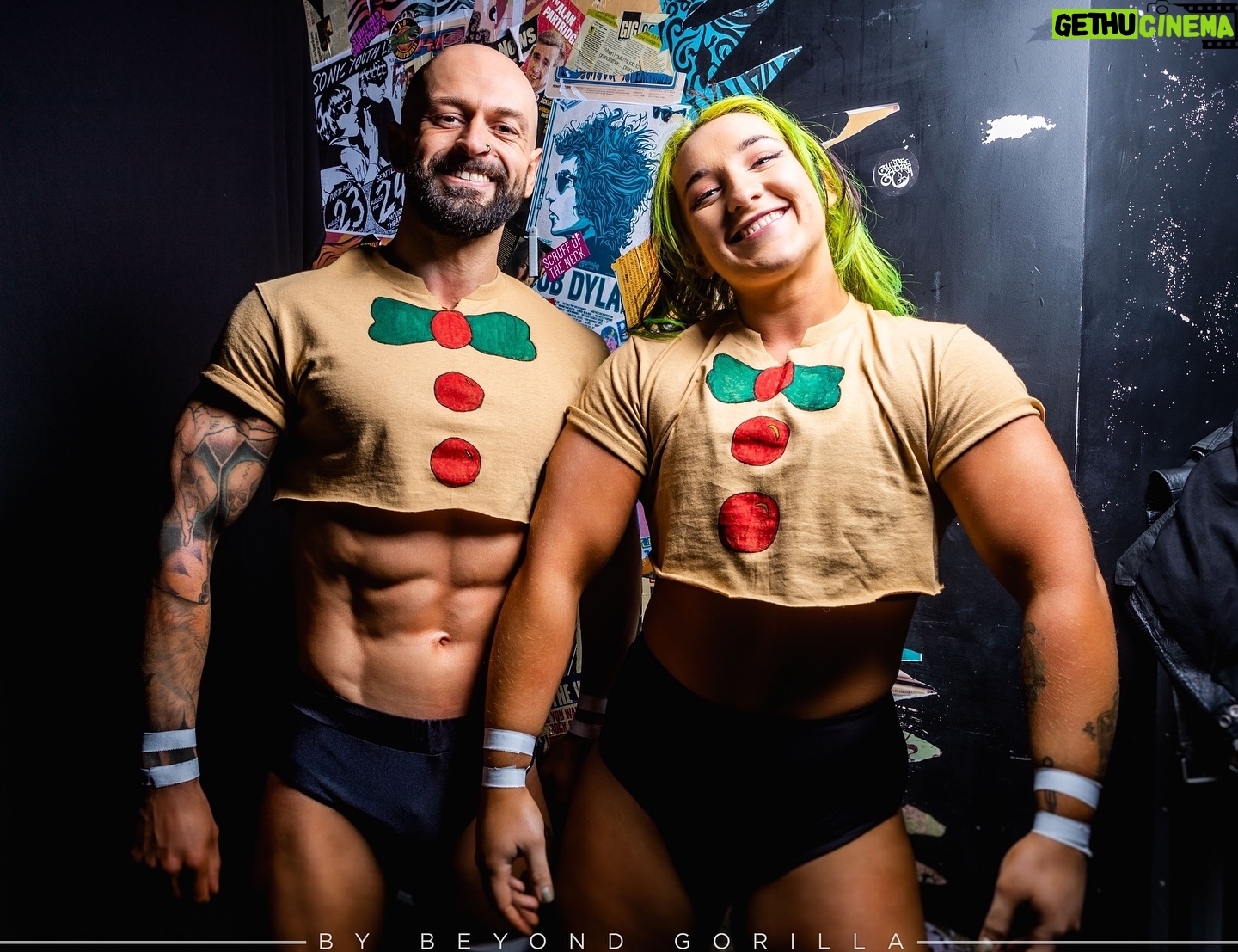 Chloe Smith - 0.9K Likes - Merry Christmas! 🎄
Team gingerbread at TNG 👫