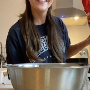 Chloée Deblois Instagram - POV: t’as un rhume d’air climatisé, tu restes chez vousc mais t’optimises ton bonheur culinaire.