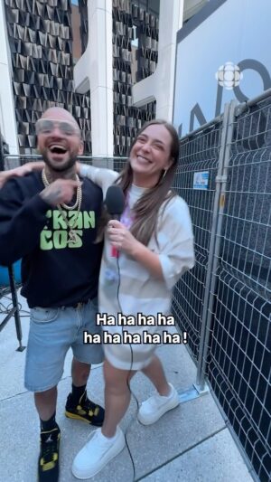 Chloée Deblois Instagram - Est-ce que tu (odufkjjfjfhsksom?) en spectacle ? -  @chlodeb - Pardon? 👂👂😅

On est allé jouer un tour aux artistes des @francosmtl en compagnie de @chlodeb…

Du 14 au 22 juin, les Francos de Montréal présenteront 150 spectacles au centre-ville de Montréal!

#francos #baragouineur #musique #francosdemtl