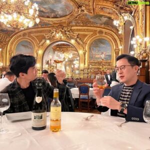 Cho Seung-yeon Instagram - 𝙈𝙈𝙈 𝙞𝙣 𝙋𝙖𝙧𝙞𝙨 🇫🇷

탐구생활 𝙈𝙈𝙈코너의 파트너 @mickey.kim 형이 드디어 파리에 도착했습니다 👏🏻👏🏻👏🏻

저희는 곧 브루고뉴 지역으로 3박 4일의 와인투어를 떠나는데요. 와인마니아인 믹키형이 브루고뉴를 여행하며 제가 사랑하는 '𝙊𝙡𝙙 𝙀𝙪𝙧𝙤𝙥𝙚'의 매력에 푹 빠지는 모습을 얼른 보고싶습니다 (𝙈𝙈𝙈영상으로도 담아올게요😉) 

첫날은 19세기 중반부터 파리에서 리옹을 거쳐 지중해로 가던 기차들(𝙋𝙇𝙈 : 𝙋𝙖𝙧𝙞𝙨-𝙇𝙮𝙤𝙣- 𝙈é𝙙𝙞𝙩𝙚𝙧𝙧𝙖𝙣é𝙚)의 출발지였던 파리-리옹역(𝙋𝙖𝙧𝙞𝙨 𝙂𝙖𝙧𝙚 𝙙𝙚 𝙇𝙮𝙤𝙣)의 라운지 겸 식당 공간을 개조한 레스토랑에서 와인과 음식을 즐기는 것으로 이번 여행을 킥오프했습니다